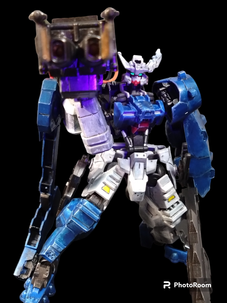 おまけに構え正面から。不思議なスタイルのMSですがなんかカッコいいです。それに大型武器の迫力が良いですね。しかし皆さん言われていますが関節が弱いですね。今回関節に特別改造はしてませんけど、他の部分はなかなか面白く出来たような気がします。今年も後少しですからもしかしたらこれが最後になるかもなぁとか考えたりしてますけど、これからもガンプラ製作楽しんでいこうと思います。私の作品見ていただきありがとうございます。🙇いろいろなコメントお待ちしております。😄