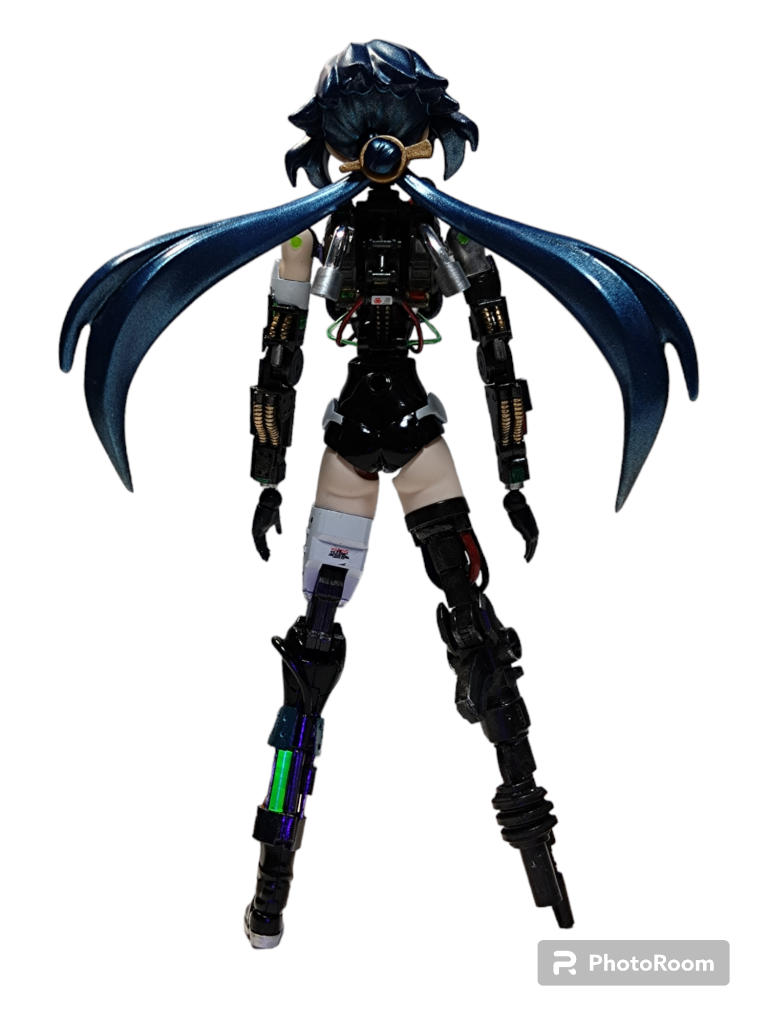 バックショットです。メカ少女の製作は余剰パーツを見て思いつきましたが下半身パーツが無い。そこで色々考えまして初めはアヤメのお腹と腰部分を使用しましたが股関節軸が折れて断念。太腿は肌色を残したくて悩んだ結果30MSのパーツを使用しました。メカ少女とはいえジャンクパーツの足首パーツが左側しか無い。(確かスレッタのブーツ部分と30MSの足を組合せたような。)まあメカなので左右違いは始めから考えてはいましたが足首パーツが無いのでどうしようかと考えていたら突然武器にしようと思いつき、それと同時にこの映画が頭に浮かびました。という訳で途中からこんなプランになっていきました。😅