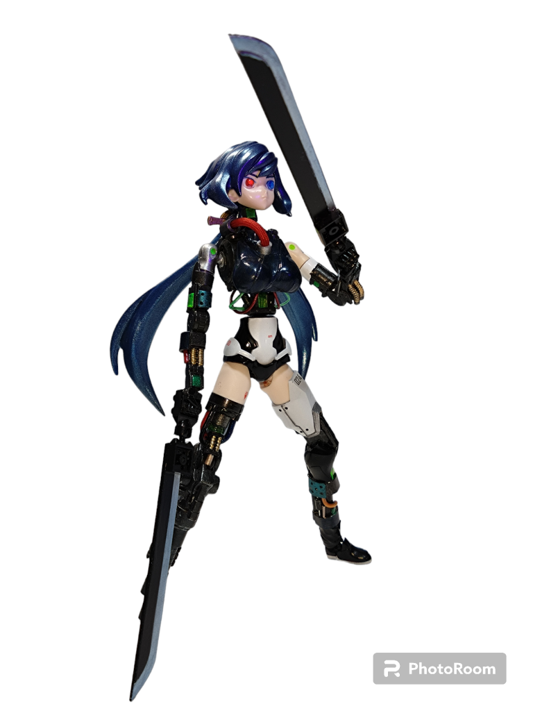 そこまで行ったら妄想が止まらなくて追加装備のソードを2本製作。100均のボールジョイントとマニピュレーターの合体で後はプラ板。簡単でした。コレはチェーンソーマンのサムライソードの影響ですね。流石に頭には仕込めなかった。