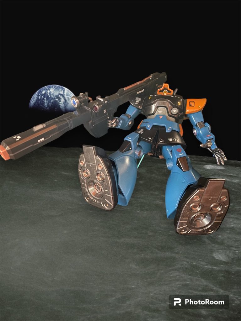 0079年11月下旬、ヨーツンヘイムへと着艦する一機のモビルスーツがあった。MS-09Rリックドムである。後部ハッチから出されたガイドビーコンを辿るが、これまで603に着任してきたテストパイロットと比べると、どこか操縦がおぼつかない。機体の一部はテスト機を示すオレンジ色に塗装されていたが、左肩にまでも派手なそのカラーリングが施されていた。それは、公国軍において新兵を意味するものであった。「カンナ・メルクーア軍曹、本日付でリックドム換装実証試験機と共に着任いたしました！」まだ10代後半とも見える女性テストパイロットは、やや緊張しつつ艦長に着任報告を済ませた。テストパイロットといえば、ワンオフの試作機を扱う為、一般兵よりも優れた操縦技術と経験を持つベテランが充てられるのが通常である。しかし、今や経験豊富なパイロットから最優先で前線に回され、比較的安全な後方とはいえMS操縦訓練を終えたばかりのルーキーが、若い女性新兵がその任にあたる、、、「ジオンに兵無し」その言葉が現実のものとなりつつあるのか。