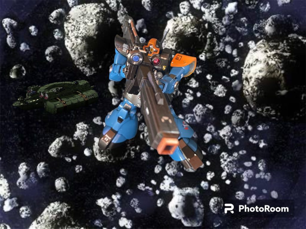 だが次の瞬間、艦橋に会敵警報が鳴り響く。「レーダーに感あり。機影1、艦影1。ジム派生タイプ、母艦はコロンブス級の模様。敵機もテスト機の様ですが、試作型ビーム兵装と思しき装備を確認！」「艦長、試験の中止を！メルクーア軍曹は実戦は初めてです。この様な緊急事態では荷が重すぎます。」マイ技術中尉の進言を静止して、モニク・キャディラック特務大尉が発言する。「このような暗所宙域にテスト機など、恐らく敵にとってもこれは不幸な遭遇戦。ヅダもエンジントラブルによる整備中ですぐには発進出来ない。現状出撃しているリックドムで増援を呼ばれる前に敵艦を撃沈すべきです！あのビーム兵器はその為のもののはず！」「こちらリックドムテスト機、ブリッジ、敵機もこちらも現状は一対一、幸い母艦も足の遅いコロンブス級です。シュミレーション上はビーム兵器であれば戦列艦以下の装甲ならば容易に貫通可能。試作ビームバズーカによる攻撃許可を！」僅かな思慮の後、マルティン・プロホノウ艦長は決断を告げる。「こちらのパイロットが新兵だと知れれば、単機でも撤退する本艦を追撃してくる危険性もあり得る。本艦が敵ビーム兵器の脅威に晒されている以上、先手必勝、敵艦撃沈も止むを得まい、、、メルクーア軍曹、対艦攻撃を許可する！603技術試験隊はこれより、試作ビームバズーカの運用試験を開始する。これは演習ではない、繰り返す、これは演習にあらず！」 