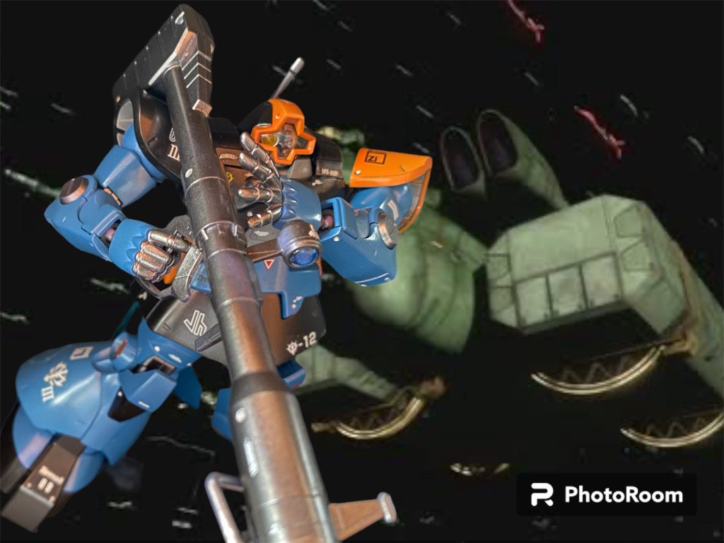 『すでに戦場は宇宙へと移ったが、地球からの資源供給を失った我々は、これまでの様な無闇矢鱈に新兵器開発を進めることも出来ない。次なる任務としてこの機体を諸君ら603技術試験隊に託す。』アルベルト・シャハト技術本部長がそう言い終えてモニターに映し出したテスト機のデータを見るなりオリヴァー・マイ技術中尉は驚きを隠せなかった。『リックドム⁈しかし、本部長、この機体は既に開発は完了しており、我が軍によって正式採用されているはずですが？』『その通り、リックドムはすでに正式主力機として量産に入っている機体ではあるが、ツィマッド社の設計部門によれば、地上用として生産された機体であっても多少の改修により空間戦仕様とすることが出来るとのことだ。生産されたが戦況の変化に伴い行き場を無くした数多にのぼる地上用の機体。それを最大限活用すべく、既存のベース機となったドムを改修によりリックドムとして運用出来るかを実証する事が今回の任務である。中尉、戦局はスペースコロニー国家である我らジオンが限られた資源を活用し如何に持ち堪えられるかという局面を迎えつつある。しかし、遅滞していた次期主力機開発もようやく完成を迎えようとしているのだ。連邦軍の量産機はもとより、試作機にも匹敵するという新型機が量産・配備されれば、或いは。。そのためにはいかなる“あまり物”であっても最大限活用し、機が熟する時に備え、繋げるものも必要なのだよ。無論、ただ機体の試験だけを今回のテストで行うものでは無い。連邦軍が携行式ビーム兵器の小型化に成功したことを受け、我が軍も急遽、ビーム兵器を実戦投入することが決定した。EX-T2-2試作ビームバズーカ。603はテスト機でのこの試作ビーム兵器運用についても評価試験せよ！』 