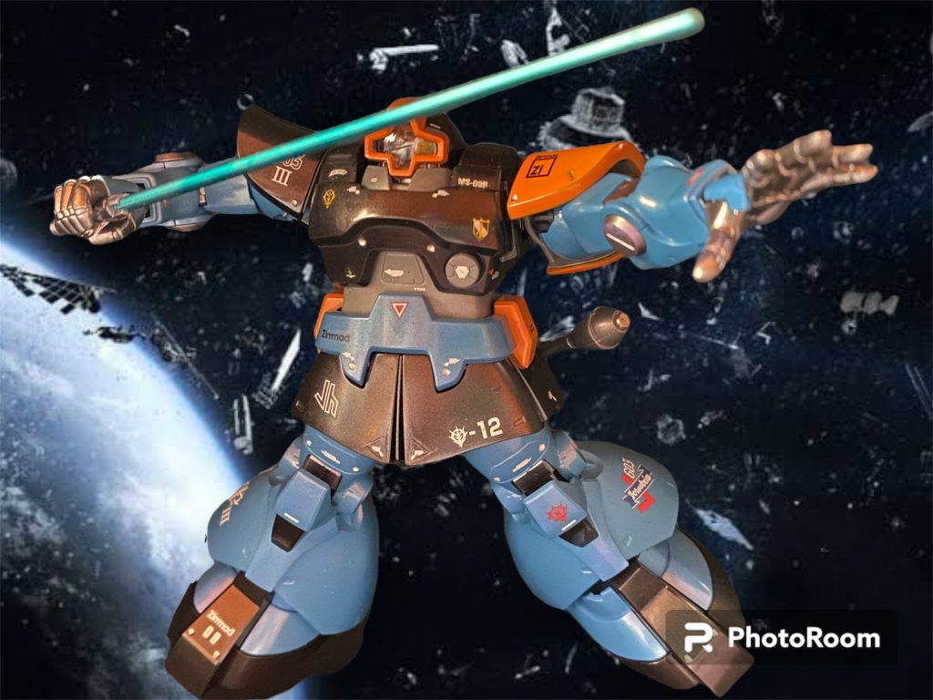 牙突のポーズですねw今回のテストパイロットの名前はいい元ネタが見つからなかったのでメルクーア(ドイツ語で水星)と水星の魔女でスレッタを演じられた市ノ瀬加那さんのお名前をモジってカンナ・メルクーアです。そう言えばヨーツンヘイムは「魔女の鍋」とあだ名されていた事もありましたっけね。イグルーでテストパイロットを務めた男たち(マイを除く)はみな夢をかけた試作機の為に死んで行きますが、10代の女の子で、テストパイロットなのに新兵で、と異色の設定のカンナは幸運とリックドムの頑丈さにも助けられて無事生還を果たします。(エンマ・ライヒ中尉ごめんなさい🙏)。テスト機なのに花形の試作機じゃないリックドム換装実証試験機には一年戦争終局へと向かうジオンの斜陽の国情を反映させました。来るべきゲルググへの繋ぎ、“あまり物”の有効活用として描かれたお下がりの機体が、決して能力が高いとは言えない彼女に、男たちが成し得なかった、パイロットとして最も重要な資質である『生きて帰る事』を成し遂げさせる。水星の魔女に習い令和らしく、誰も死なないエンドを描かせて頂きました❗️