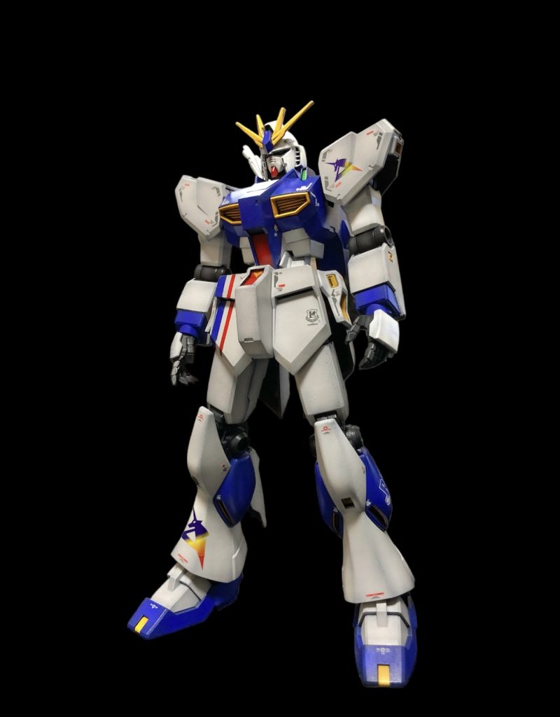 RGも作るので同じ仕様にはしたくなかったからデカールは通常のνガンダムのデカールを貼りました。全ての色を黒下地でグラデーションしましたがよくわからない（笑）