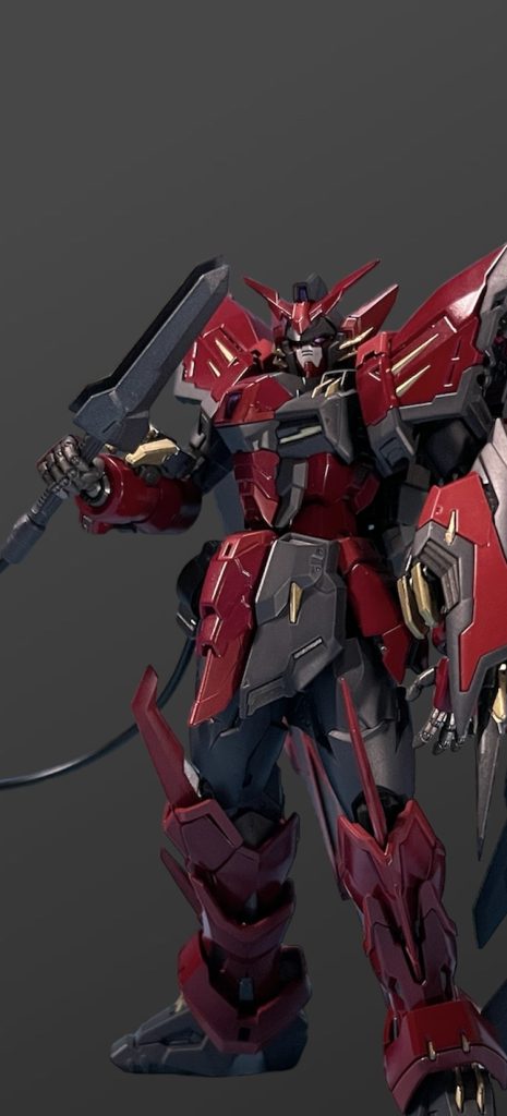 また耳や肩やフロントアーマー等、随所にあるトゲトゲしたディティールも、元だとグレーだったりしていて、それはそれでメカニカルさが出せてRGらしく感じたんですがケレン味が欲しいと思い、全て金で塗ってみました☺️胸ダクトや腕の爪は全て金にするのではなく、メカニックグレーを追加する事で少しメカニックな雰囲気を出せるようにしてみました😌足の、いわゆる龍の眼のようなセンサーは・・ちょっと趣味じゃないのでグレーで塗装しました😅