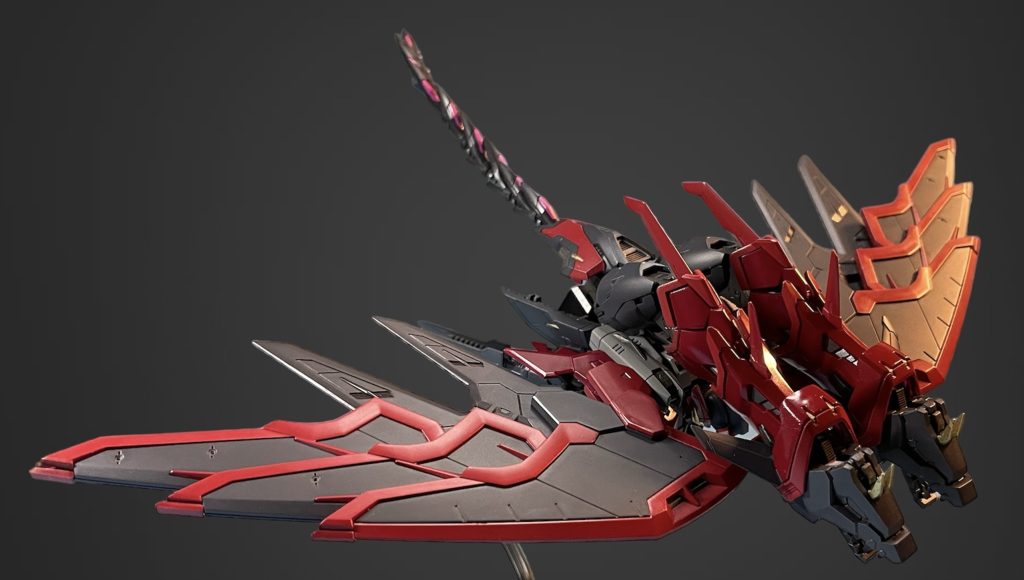 翼と足のトゲを展開!足のトゲを展開させる時はとても神経を使いました💧ちょっとでも変な力が加わったら折れてしまいそうなぐらいシャープなパーツなので😓しかし、こう見ると変形後の姿もカッコ良いですよね✨