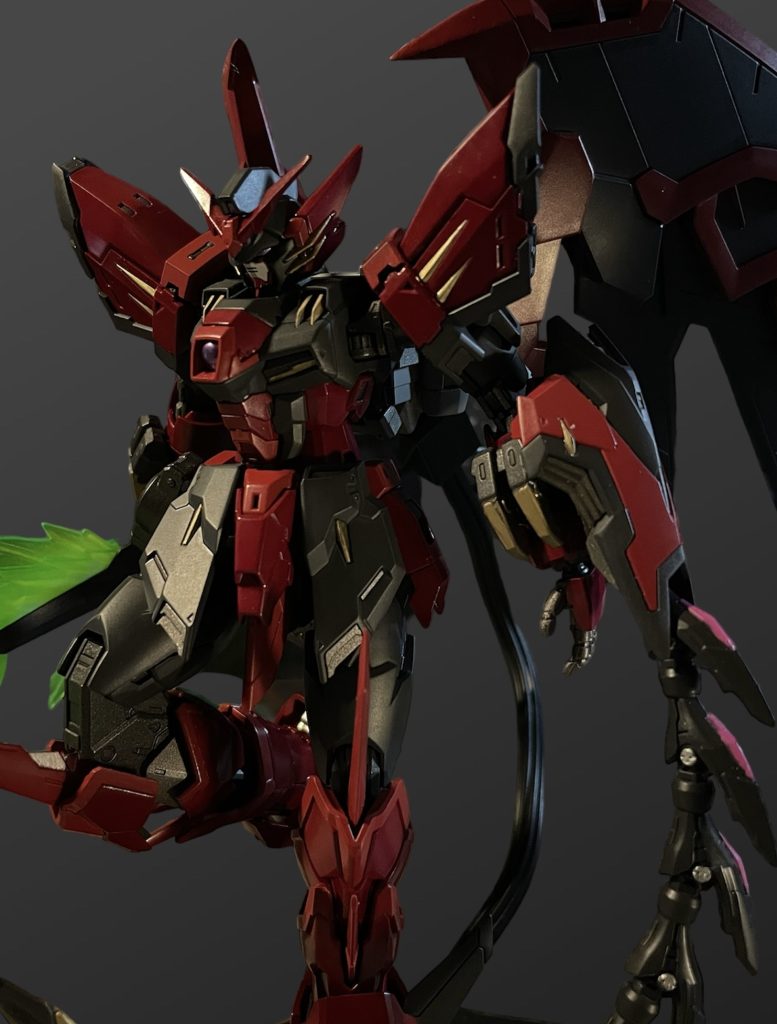 今回、最新のRGを組んで思った事はRGシリーズの最初の頃はパーツがポロリしてしまう事が少々課題とされていましたが、全体的にパーツをパーツで蓋をするような設計をしているおかげで、ちょっとやそっとの事ではパーツが外れ落ちる事の無い頑丈なガンプラに仕上がっている事に「進化」を感じました😊ただ、パーツをハメる手順を間違えると・・いわゆるハメ殺しになってしまうような箇所も多いため説明書をよく読みながら組み立てないとちょっと大変なキットかもしれませんね😌一度ランナーから全部切り出して塗装してから組み立てたんですが、結構苦労しました💦しかし、何はともあれこんなにカッコ良いエピオンを手に入れる事が出来て幸せでした✨今後も、RGシリーズはどのようなラインナップがされていくのか気になりますが過去に発売された物で組み立てた事の無いキットもたくさんあるので機会があれば作りたいと思いました☺️ではでは、最後までご覧頂きありがとうございました✨