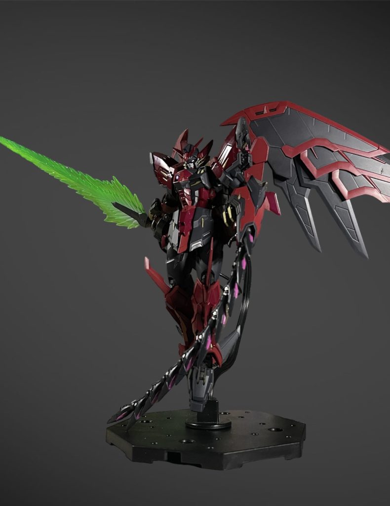 そして、発売発表からいろんな意味で話題になっていたヒートロッド、ビクビクしながらも塗装してみました💦幸いにも塗装しても破損したりは無かったです😅最初にルブリスピンクで塗装した後にマスキングゾルでマスキングした後、グレーで全体を塗装、最後に内部フレームをメタリックグレーで筆塗装しました☝🏻本物である事を追求するリアルグレードであるならば、ヒートロッドはどこに収納されるのかまで追求してほしかったなぁ。。っと言いますか、最近RGのシリーズを見ていてウイングのオリジナルの羽の展開方法など、リアルよりもハイディティールを追求しているようにしか見えない気がするんですが、カッコ良いエピオンが作れたので、そんな事はどーでもよくなりました←
