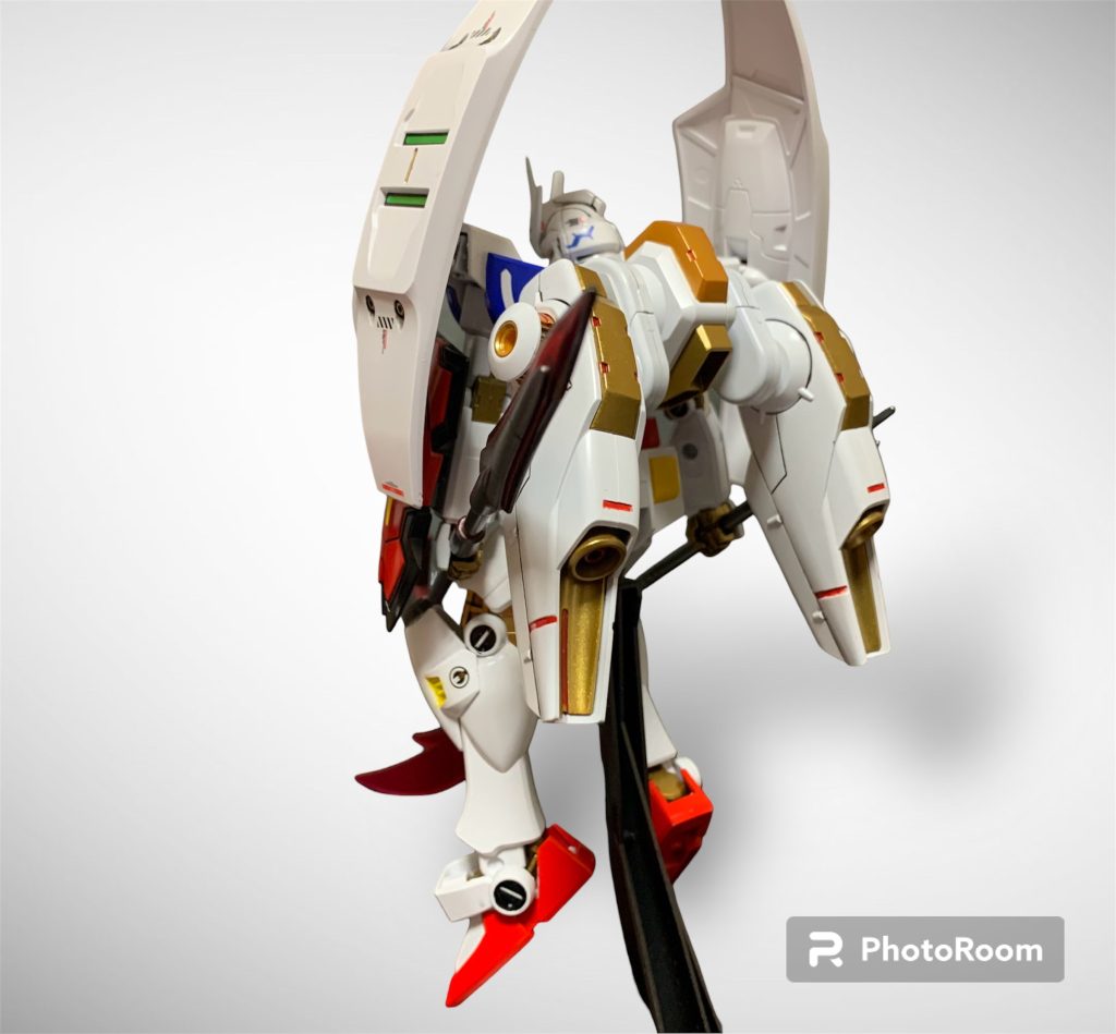 バックパックはミラソウル社製フライトユニットをポン付けしています。本体に色を合わせてボディを白にしてバーニア、フレーム類はゴールドに統一しました。