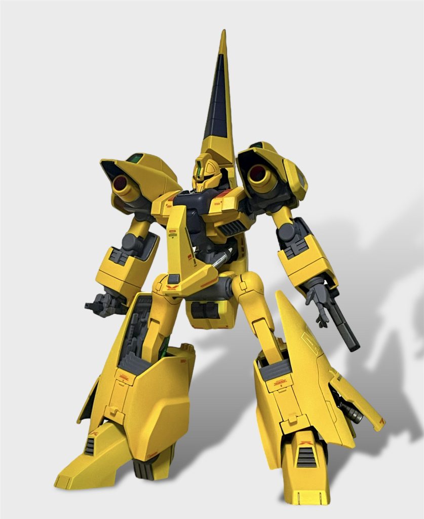 正面ショット。カラーリングはオーソドックスですが、肩や、装甲裏、ダクト部分は全て関節色で。前腕関節はポリキャップ剥き出しなのでプラ板でシャッター風に蓋、手首もポリキャップ剥き出しなのでジャンクパーツで隠しました。手首は次元ビルドナックルズから拝借。