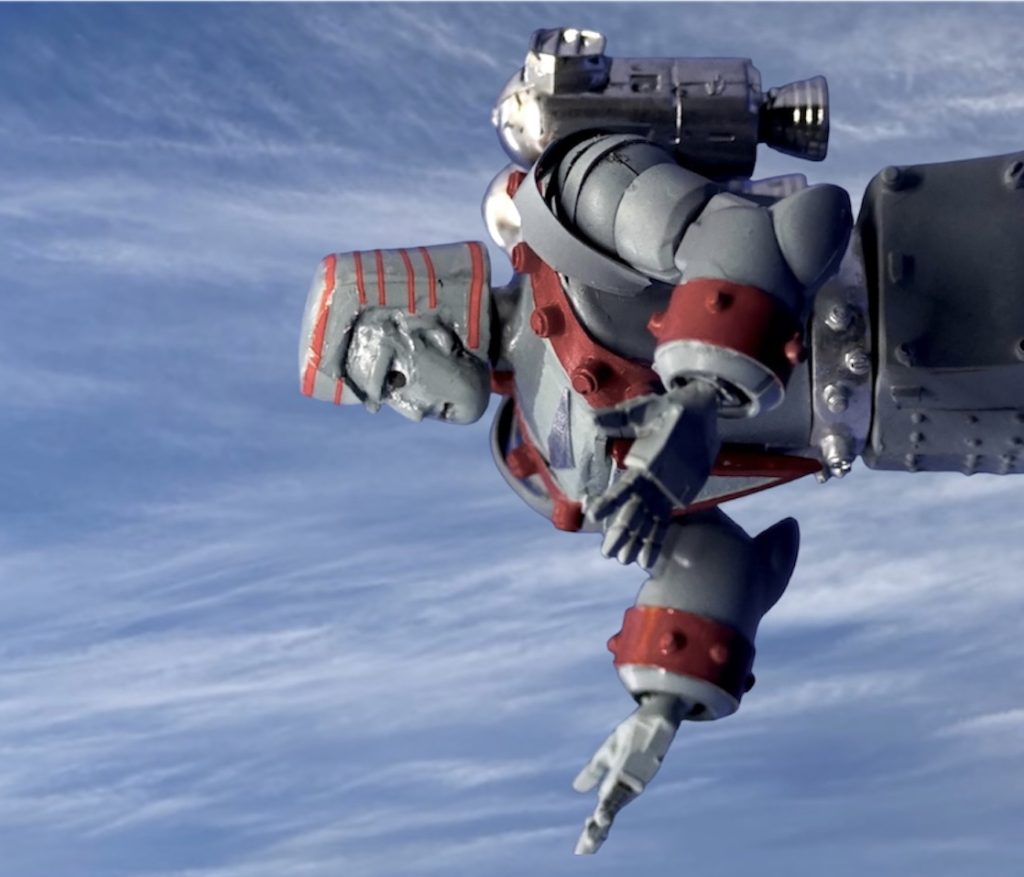 背中に2基のロケット推進装置を装備。宇宙航行や水中の活動も可能である。最高速度マッハ17耐熱温度3,000度