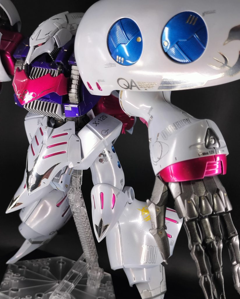 偏光パールなので、光の加減で色味がかわります。