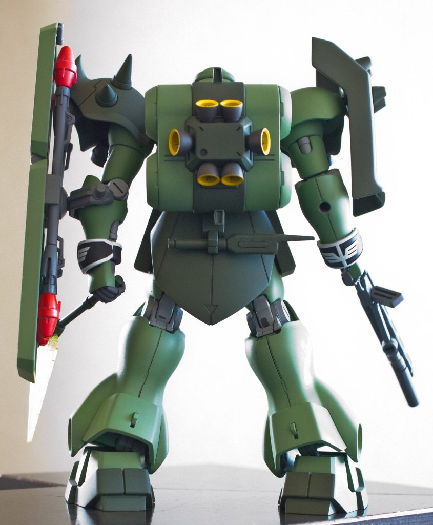 膝裏はこすれて思い切り塗装剥げてます💦特に意図はないのですが珍しくバーニアの内側黄色です（笑）袖はおなじみのラッカー系の白吹いた上にエナメルのフラットブラックを吹き、シンナーで余分な黒を拭き取る手法で表現してます。