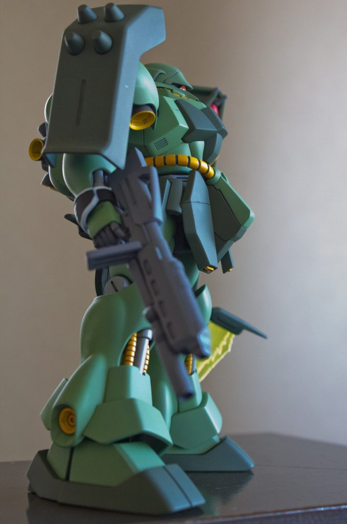 ザクのスパイク同様シールドの突起の基部しっかり彫り込んで別パーツ感を強調しました