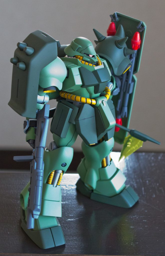 個人的にこの俯瞰気味なアングルが１番格好よく見えますジェガン同様逆シャア時には全く興味出なかったのですが、袖付き仕様と言うだけで即買いしてしまいました😅これも再度しっかり作り込みたいキットの１つです😌