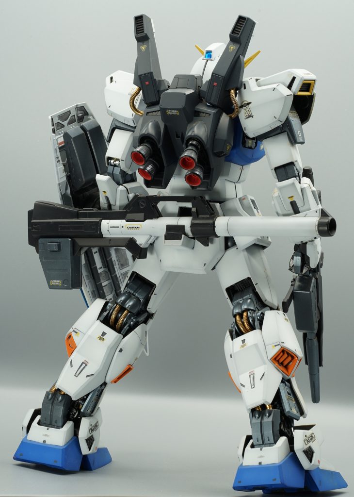 後ろ姿白のパーツさ軽いグラデーション塗装になっています。