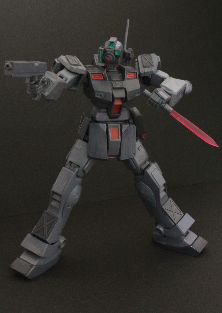 リアアーマーに装備されているビーム・サーベルは、用途によって刀身の長さを変更が可能。