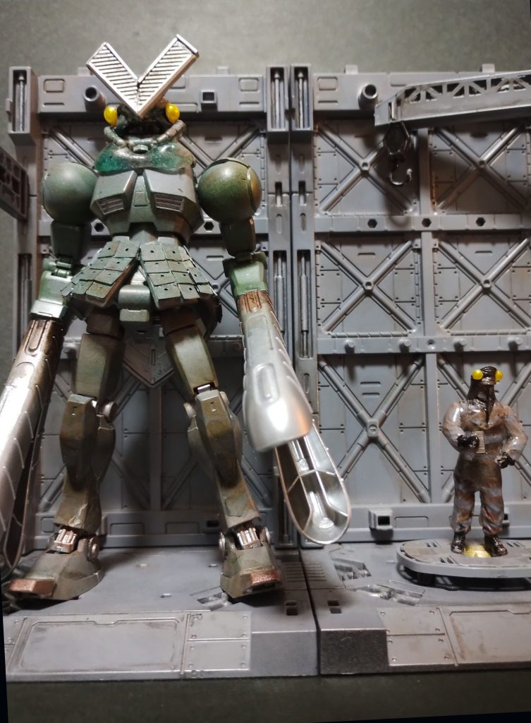 縮尺が異なっているのでトンデモな撮影ですが彼らのモビルスーツと。ゾックの台座、おなじみのフィギュアベースに置いても違和感がありませんでした。