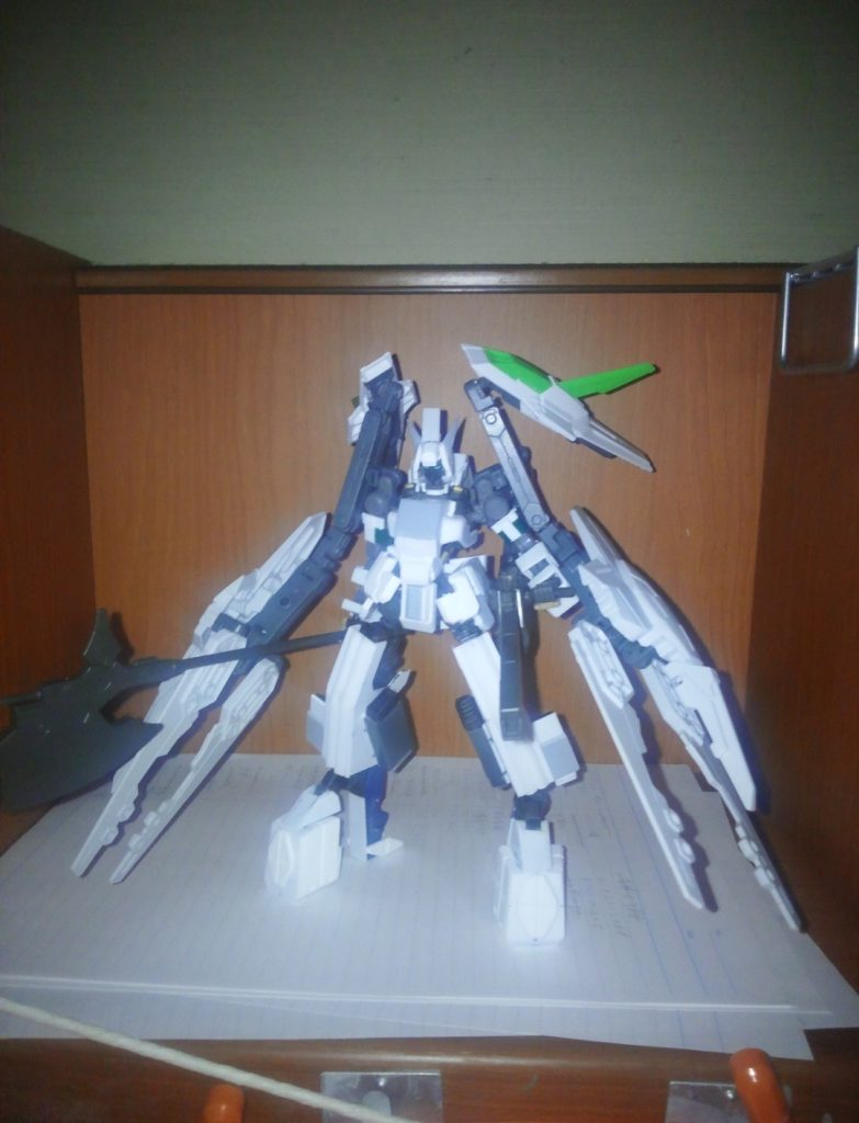 塗装前の姿。ベースはグシオンリベイクフルシティ。(尚共通パーツはフレームと手の甲と襟位です)シザースアーマーにガンプラバトルアームアームズとメテオホッパー、頭部にGNアーチャー、爪先にマンロディ、踵にビルドブースターMK,Ⅱ、上腕にレギンレイズ、前腕にユニオンフラッグ量産型、脚にボールデンアームアームズ、全身のビルダーズパーツHD、武装に鉄血オプションを使用した以外はプラ板で製作しています。