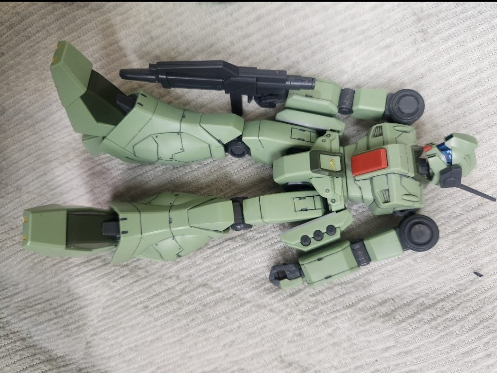 ここまで彫り込み、両肩は後ハメ加工。両腰の装備はプラ板で裏打ち。