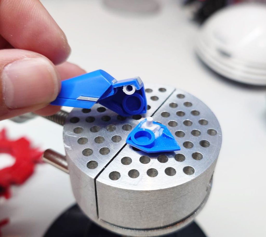 後ハメ加工で作ろうかと思った肩部分ですが後から緩んだるりするのも嫌だったので、一度パーツをそのまま接着し上部を切断してから正面部分を切断。組み立てが簡単になるようダボピンを新しく作成し、上部と再度接着。組み立て時にできる新たな合わせ目と左右対称になるようスジボリを入れ、合わせ目をディテールとして処理しました