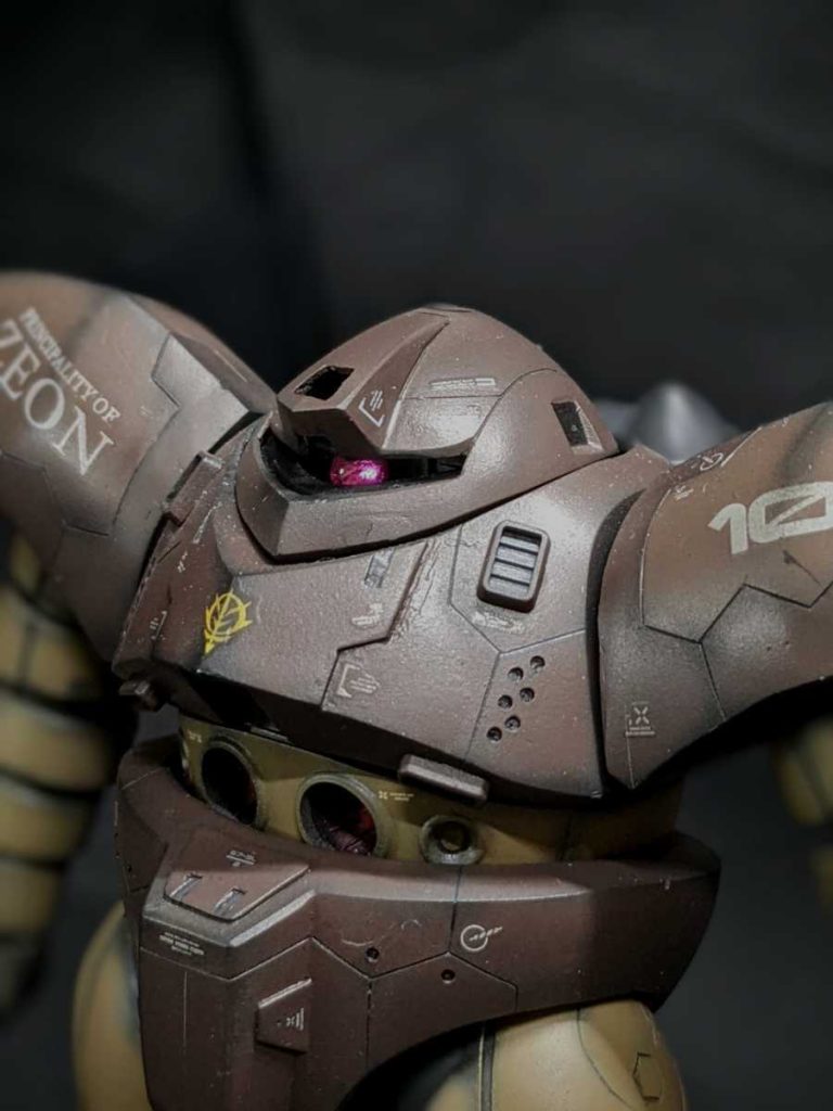 頭部モノアイにはバイザーを増設。頭部位置をは２mmほど、体幹部側に下げました。頸部可動でき、顎も引けます。