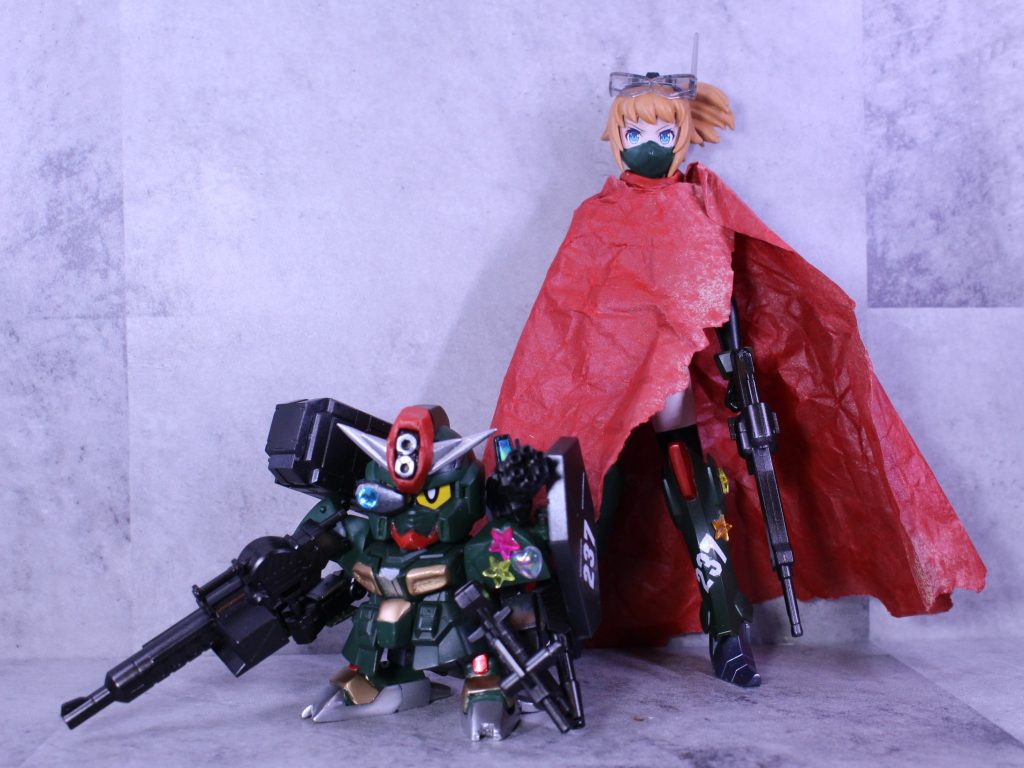 というわけでコマンドガンダムとツーショットでマントはタマママントで作らせてもらいました。お手軽で安くてかっこいい...すごい...足アーマーはつけっぱなしという設定です。