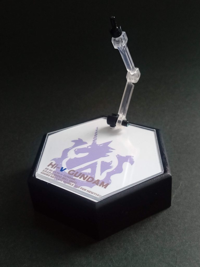 アーティファクトのZの改修したときに制作した台座に、ボールジョイントとモビルスーツアンサンブル(ガシャポン)の台座を組み合わせて可動支柱を作り、装着してアクションベースに。