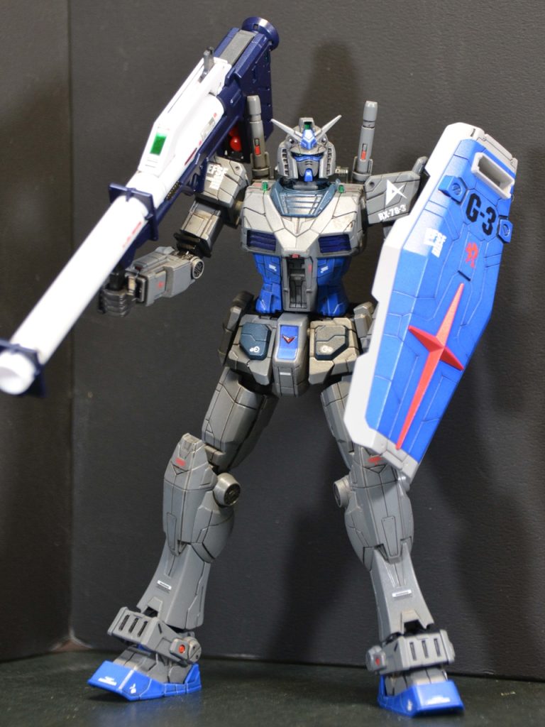 G-3といえばバズーカ!たしかオリジン版ガンダムとFAサンダーボルトがあるからもらって来ようと箱を開けたらオリジンはバズーカパーツのみ無い?FAはそもそもバズーカが無い。そういや後輩にMSに武装なんてしないからとバズーカあげてたのを思い出しました。でもバズーカ持たせたい!!武器は無いのか武器はーピキューンバズーカ発見!!