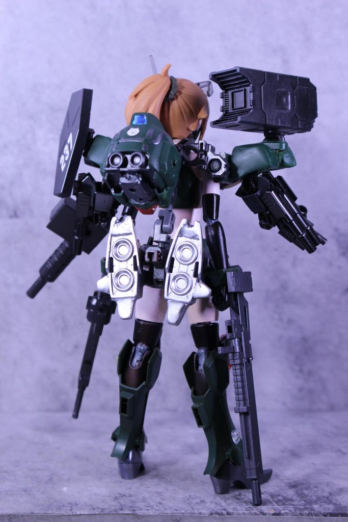 バックショット。コマンドガンダムの頭がランドセル(リュック?)兼バーニアになるというデザインは本当に秀逸だと思います。ねこがかわいい。