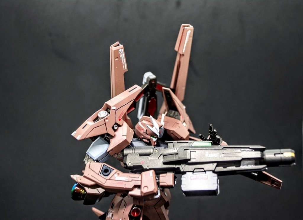 ビームディフューズガンを持たせてみましたかなりゴツくて好みのデザインです。もう少し塗り分けした方がかっこよくなったな…と後悔……。
