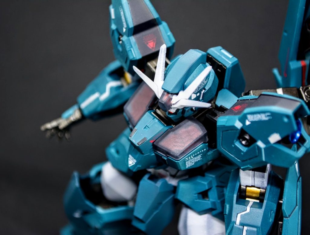 見下ろす形で撮影しました額と胸部のシェルユニットをつや消しにしています。うっすらと見える赤の輝きがいい味を出していると思います…笑