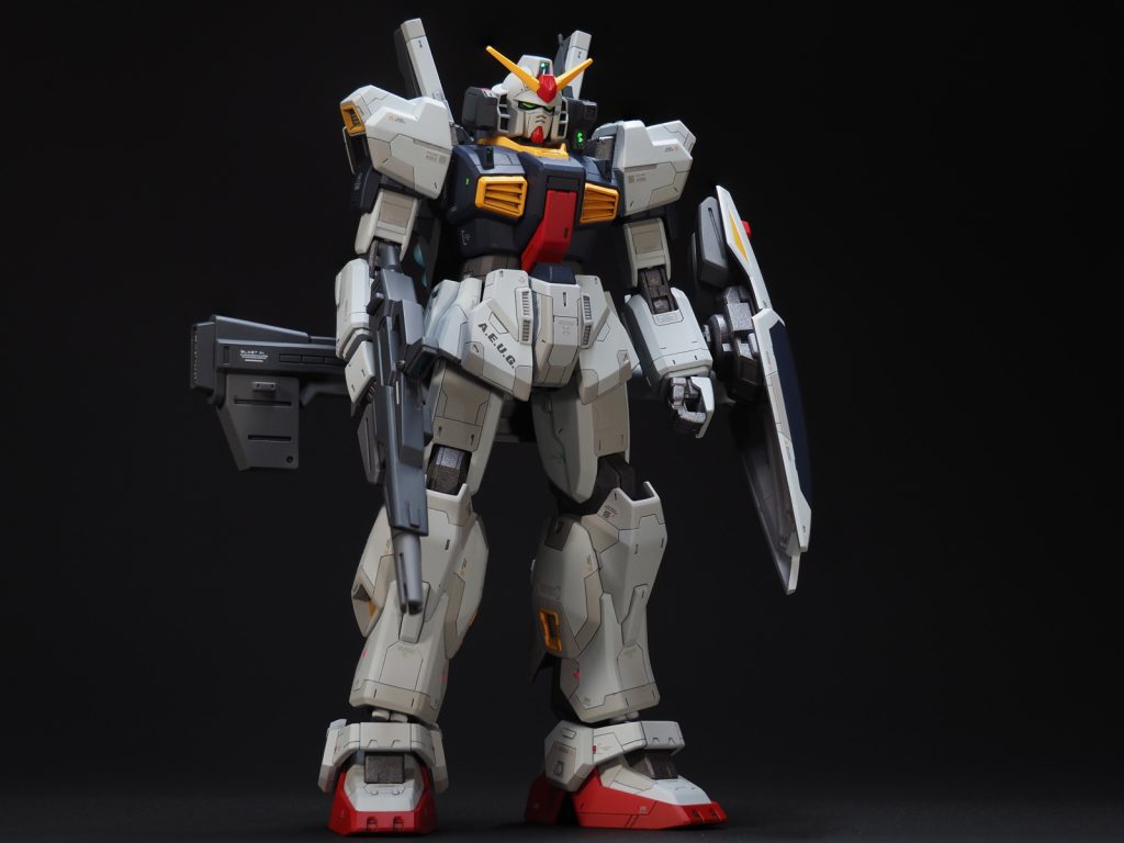 合わせ目がほとんど出ない作りになっているので、頭部の後ハメ加工と武装の合わせ目消しをしました。トサカと両肩、ビームライフルとバズーカのセンサー部は緑のラピーテープを貼って、レジンを流してレンズっぽくしています。