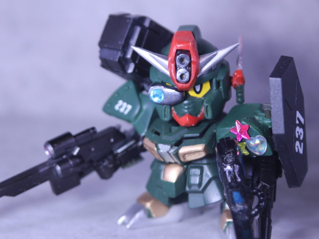 頭部アンテナの造形変更、首の可動、肩の増加装甲とハードポイントの追加、足アーマー等々あちこち弄りました左肩の星とハートはコマンドガンダムのパイナップルとおなじくボムという設定です。GアームズはキャプテンガンダムFFとかちーびー戦士で出てたやつを小さい頃集めてました。めっちゃかっこいいと思うんですがいまいちマイナーなんですよねFF...