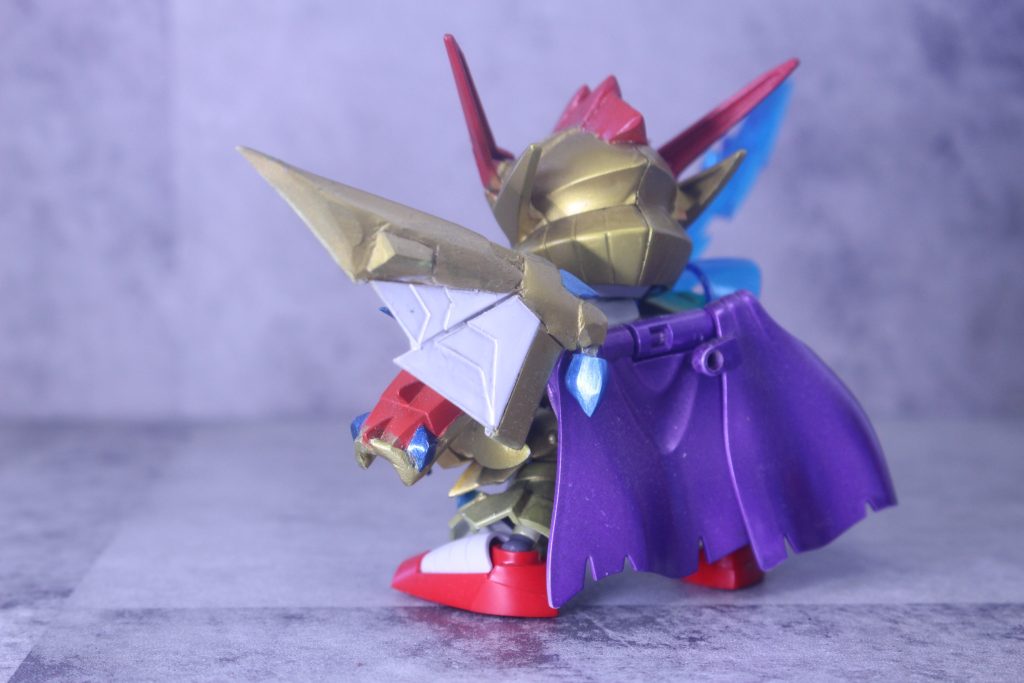 バックショット後ろの資料あんまり見つからない...兜にもクリスタルが付いてるんですよね...この辺もブラッシュアップできればと思います。