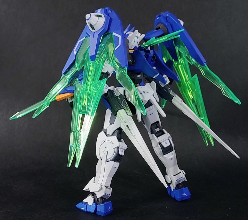 赤い部分、青い部分ともRGエクシードギャラクシーで余ったインディブルーのスプレーで塗装。加工したメカ部も黒鉄色で塗装してキズ隠し。お腹のゲッター…もといダイダルキャノンはアサヒペンのメッキ調スプレー(ゴールド)で塗装。砲口を黒く塗るとお腹に穴が空いているように見えてしまうので、あえてゴールドのままにしています。(ビーム兵器でしょうし)スミ入れはシャーペンで行い、マーキングは半分指示通り、色の都合で使えないものや今回作らないオーライザー用のシールは適当に貼っています。その後トップコートを吹いて完成です。