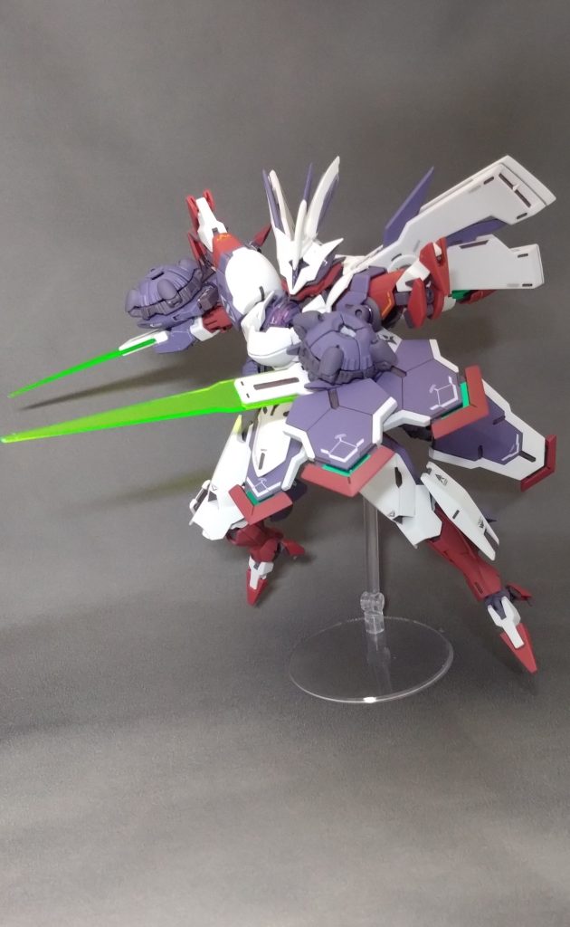 ベイオネットAシールドAはアンチドートの頭文字。ベギルベウのベイオネットにジェターク社から技術供与されたビームトーチを搭載した強化型。シールドとしても機能するアンチドート発生ユニットの追加により、防御力も兼ね備えた攻防一体兵装腰部後方に装備された有線式のAバインダーと背部のAユニットを展開することで、ベギルペンデ5機で展開していたフィールドを、範囲は狭いながら単騎で展開可能となった。