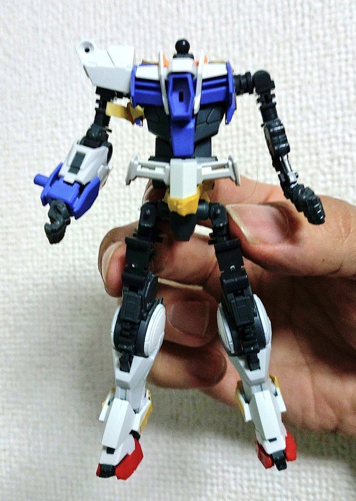 フィッティング作業の目処が立ったのでパチリ。胸のメカは見える部分以外バッサリ切り捨てています。手首のコンデンサもカットしないと袖が入りませんし、フレームの一部と袖も加工しないと手首が接続できません。胸周りと頭は完全HG。肩口は大きく開口します。肩アーマーも大きく切り欠いてRGのジョイントを内側から接着。裾アーマーの前部は足フレームのジョイントに接着します。(どうせ動かないし)フロントアーマーは穴を広げてジョイントに接着、リアアーマーはHGのガワとRG基部のニコイチです。膝のコンデンサはHGのお皿だと小さすぎるので、形状の違いには目を瞑って白く塗るだけに留めています。