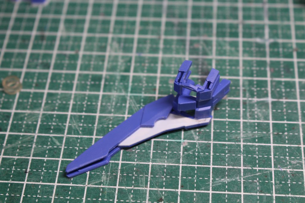 バックパックのパーツは個人的に上向きが好きだったので向きを変えてます。さらにそのままだとエースユニットを付けた時の見栄えが良くなかったので、アークの武器パーツの一部を被せて大型化しています。