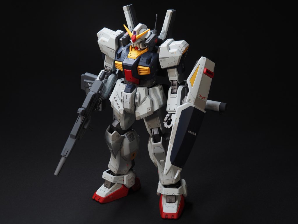 各所にスジボリを追加していますが、今回、部品の合わせ目を少しだけ切り欠くディテールアップをしてみました。胸部のエアインテーク(エキゾースト？)とシールドの下部の白と紺のつなぎ目です。主張しすぎずいい感じのディテールになったと自画自賛しています。それと、以前百式でも行ったアンテナの細化をしています。0.5mmの真鍮線と、0.7mmの真鍮パイプの組み合わせでアンテナっぽくメリハリをつけてあります。