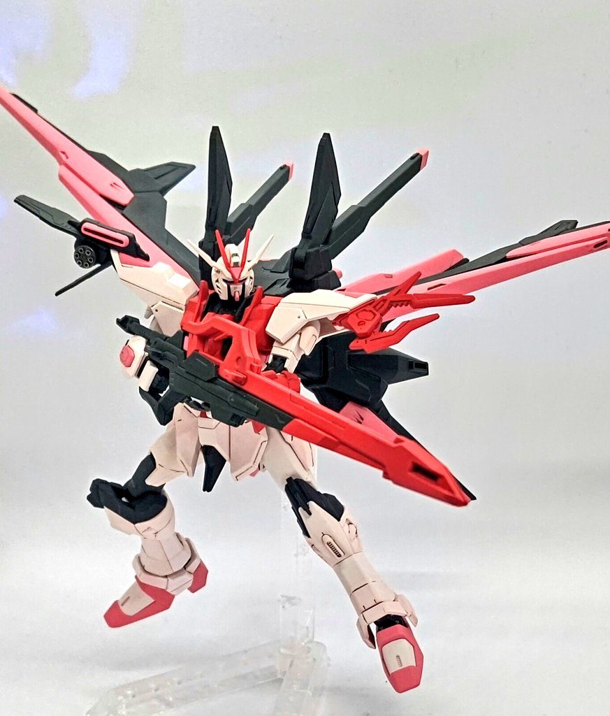 BANDAIのサイトみるともっと白いのですが、ストライクルージュのイメージが残ってたのでピンクよりにしました。なお調色ではなく、ピンクサフの上に薄くグランプリホワイトを吹いて