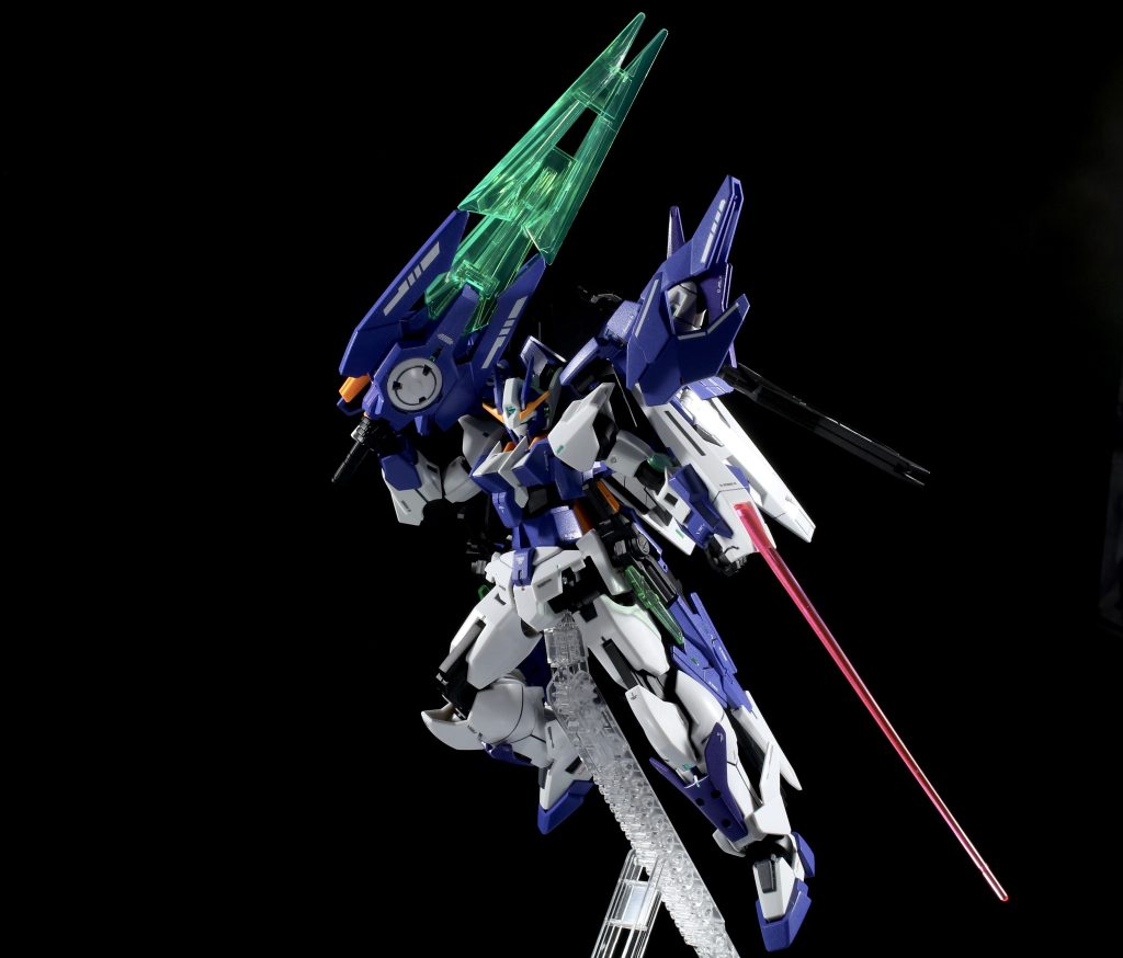 ▲腕部とエクシアの武器もそれぞれ磁石を仕込んでいるため、入れ替えることができます。バーストソードの裏面にはダイバーエースの太陽炉をつけることで、説得力を持たせるようにまた、裏から見ても抜けがないように作っています。