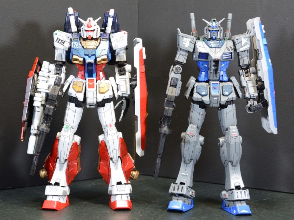 ノーマルとの比較。腕の丸いパーツを四角に変更しています。肩に陸戦ぽいアンカーをつけてみました。