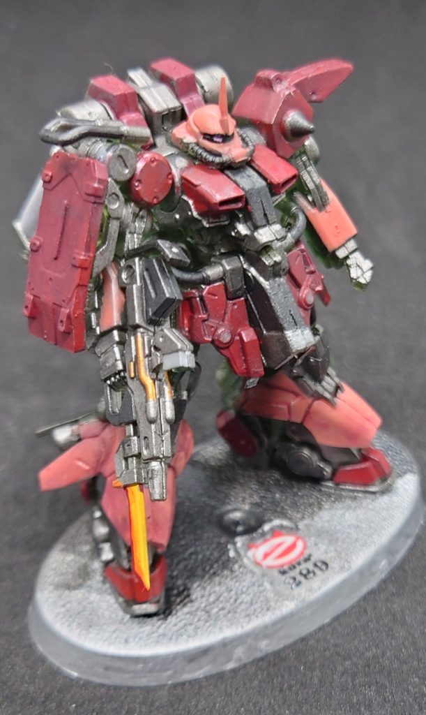 他にも光の方向を印象付ける目的で、ベースの明るい場所は銀、暗い影の場所を黒とコントラストつけ、光の方向を表現を試しました。ヒートソードは熱の表現で塗装