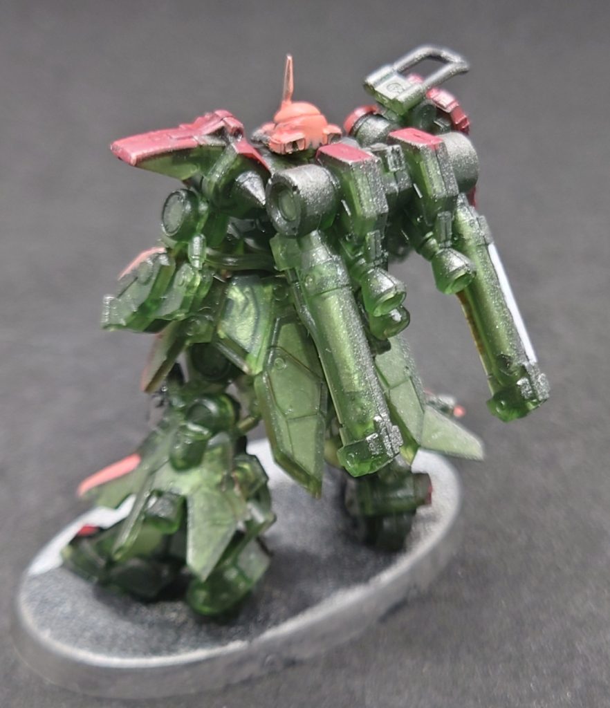 今回はシタデル LEADBELCHER SPRAYを使用して下地に使用。一方向のみから噴きかけ、その下地ができた部分のみ塗装してます。これは光があたる部分のみシャアカラー、影の部分をクリアグリーンと表現する為です。上記SPRAYは銀色、クリアグリーン側を見た際に塗装面の下地で、濁らせない狙いです。