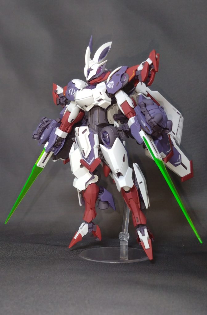 本編最終回にてミオリネの護衛となった元シャディク隊のために用意された機体という設定。サビーネ機になります。べギル系の集大成という意味でエンデと名付けました。