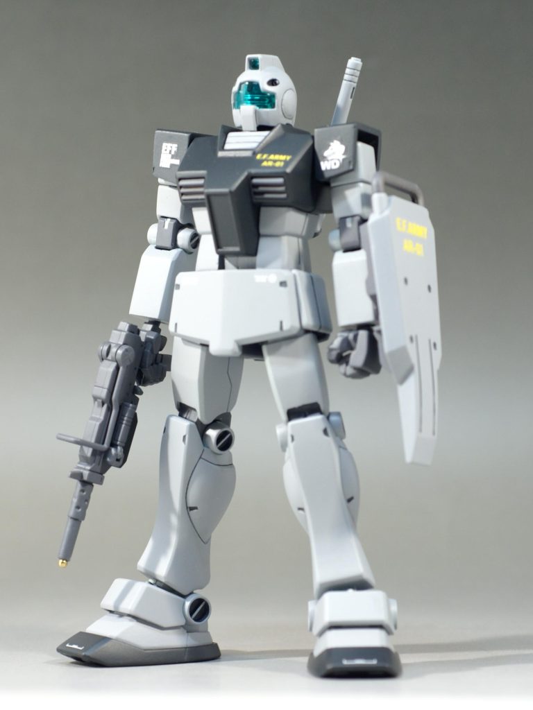 改修内容は以下の通りです。・エッジ出し。・胴体2㎜延長。・頭部形状変更。・前腕形状変更。・肩小型化。・脚をしっかり開けるように。・武装を100mmマシンガン、陸戦型シールドに。・銃口にメタルパーツを使用。・モールドの掘り直し。