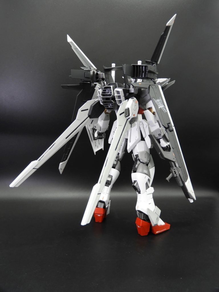 背負い物が大きいですが何とか自立できます。