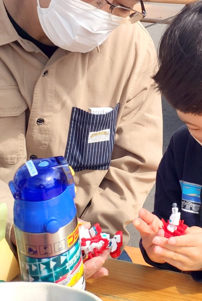 ガンダムファクトリーには一番くじ系のガンプラを提供してくれる同僚も一緒に行ったのですが、はるまきは先日完成したSDトライバーニングを持っていっていっぱい説明していましたよヽ(゚∀゚)ノ