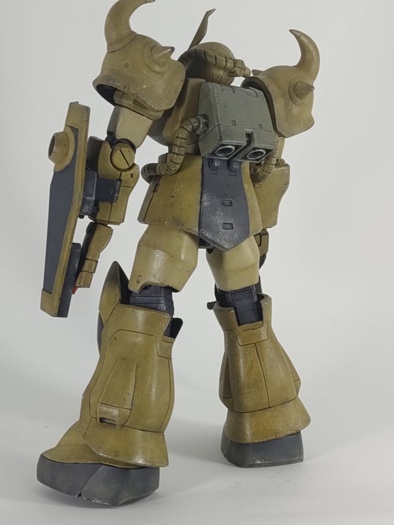 後ろから。左足ちゃんと接地してなかった。腰アーマーは前も後も真ん中だけ黒くしました。ふんどしスタイル。リバイブ版よりバックパックが短い。